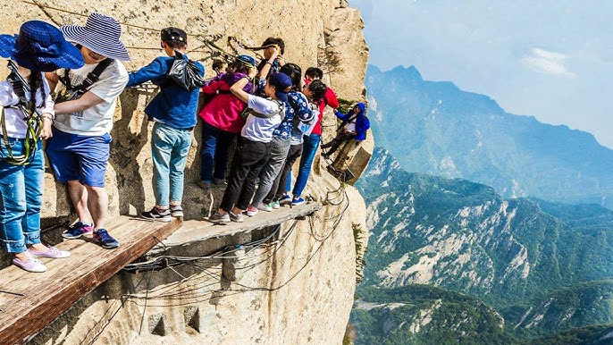 Explore the complete list of the 15 deadliest hikes in the world: understand the real risks involved now.