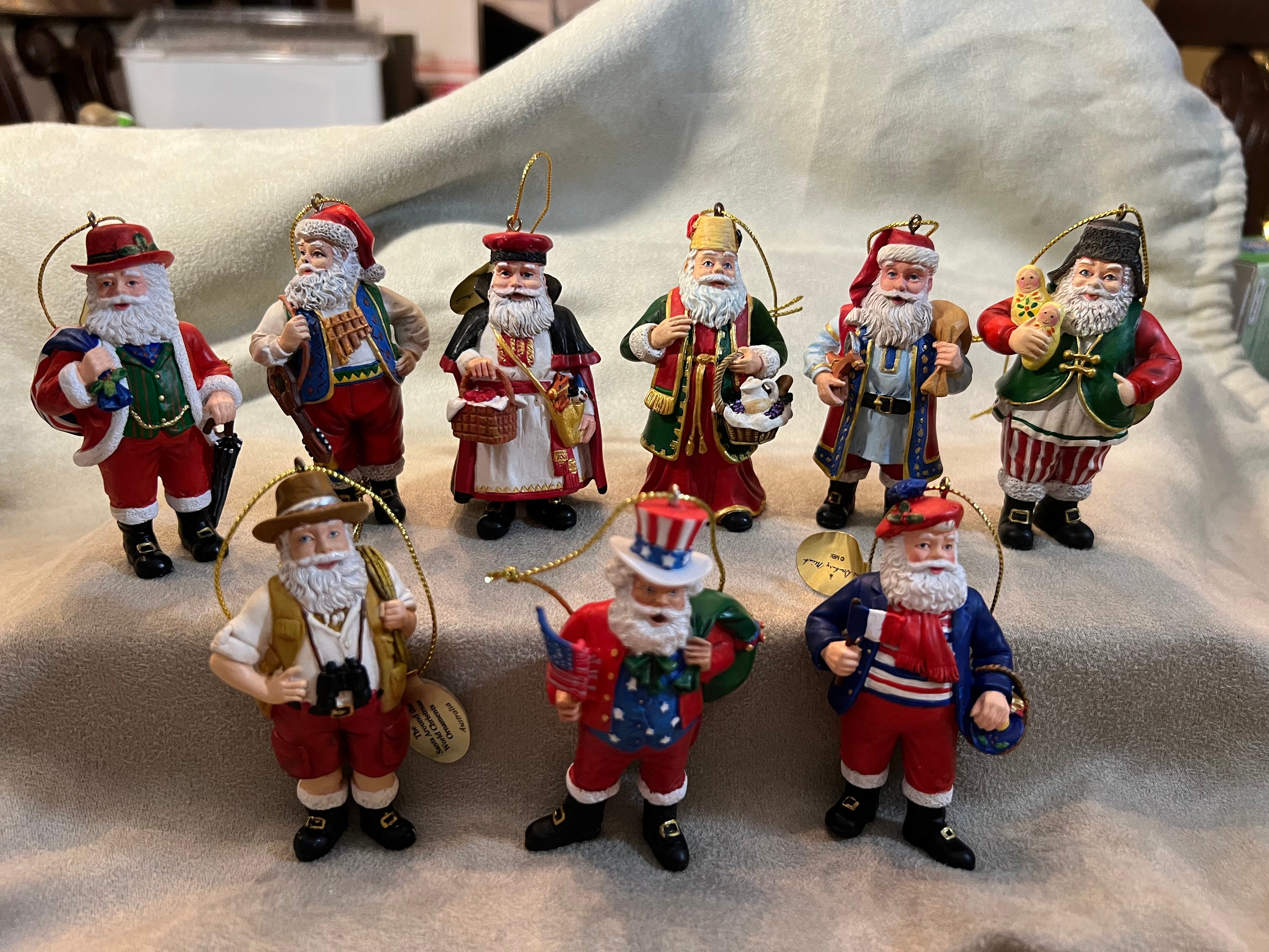 Want to start your santas from around the world set? Discover unique Santa Claus figures easily!