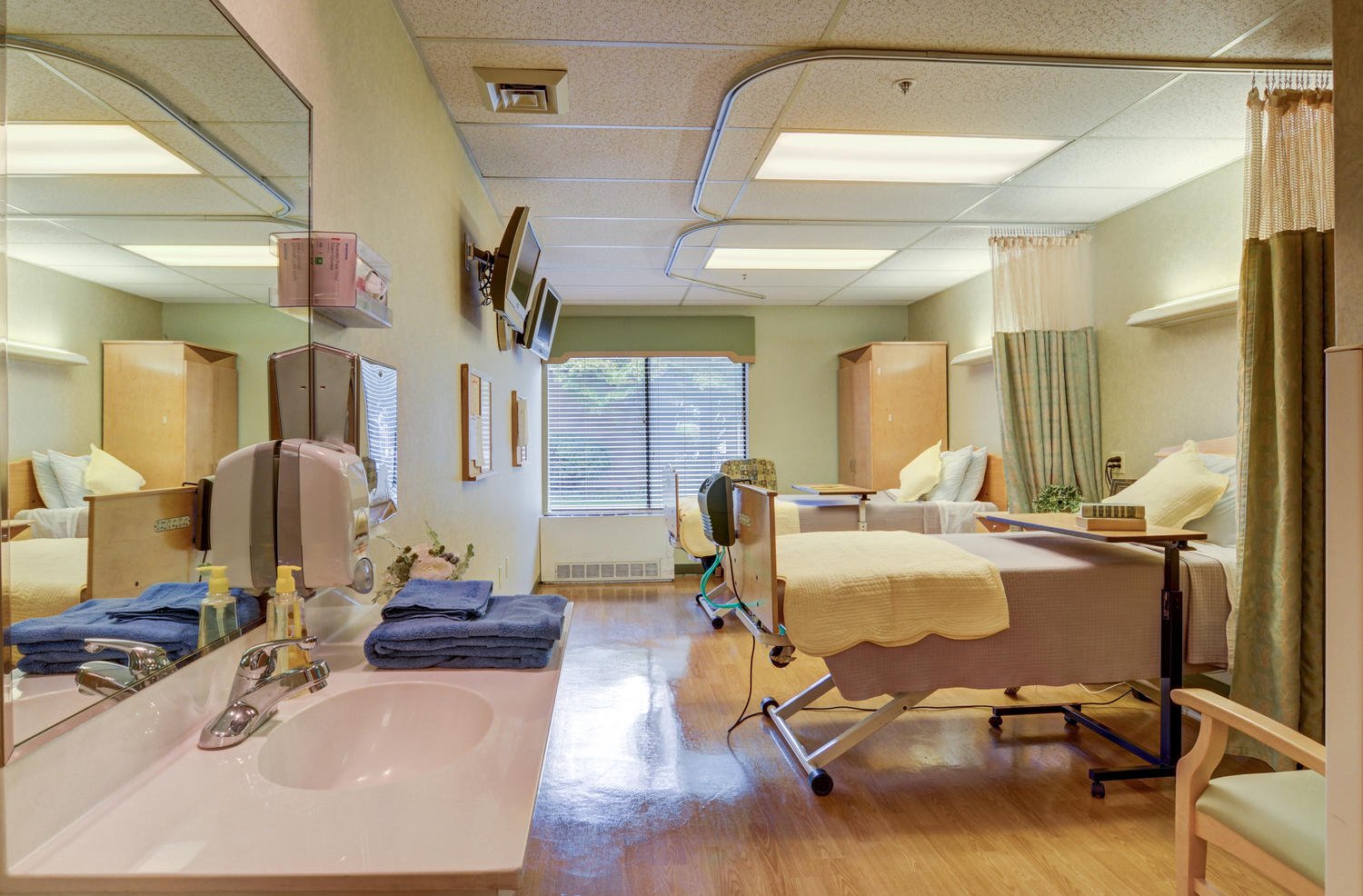Best features at Manor Care Health Services Lynnwood? (discover what makes it stand out)